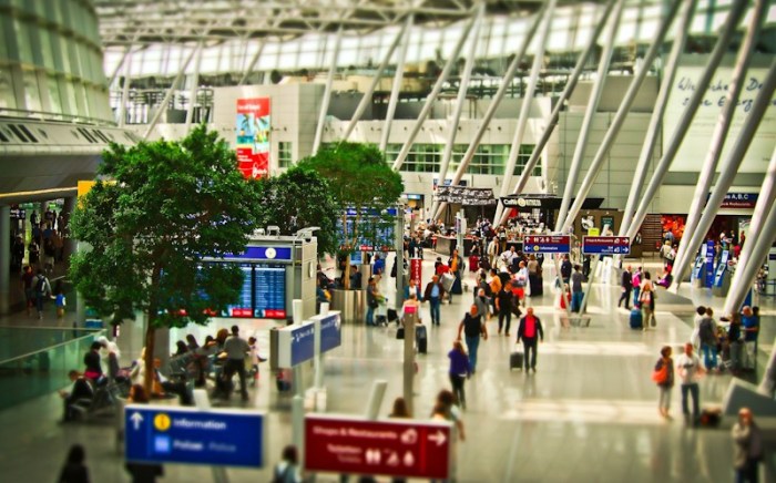 airport-1515448_1920